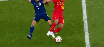 gif-阿扎尔带球反击被铲倒 裁判黄牌警告日本大将