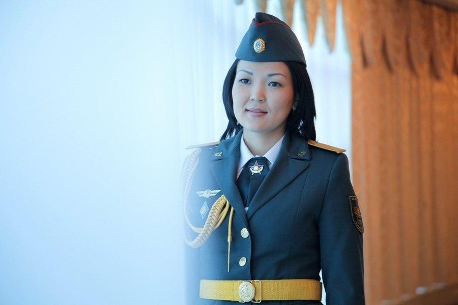 哈萨克斯坦女兵选美 吸引男性入伍
