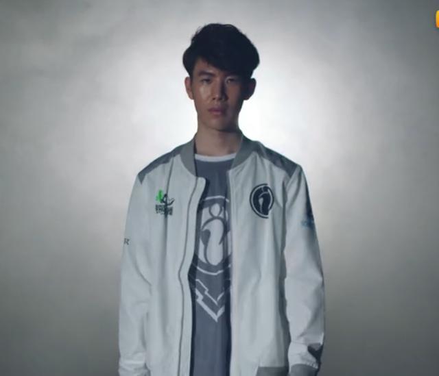 LPL洲际赛宣传视频，Uzi霸气宣言：当燃不让，捍卫主场！