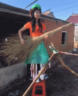 搞笑gif动图:这骚气的步伐,走出了六亲不认的感觉!