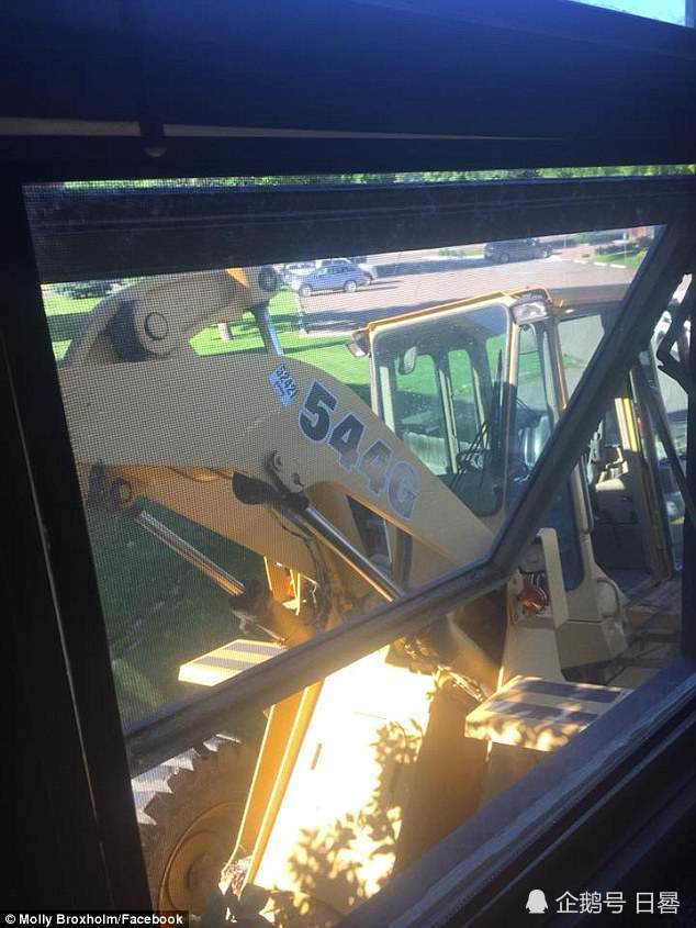 美国女子偷推土机疯狂撞进自家院,原因让人哭