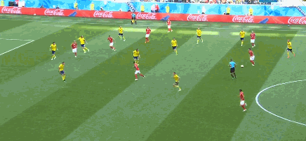 GIF-瑞士大将扎卡禁区外超远距离抽射 稍稍高