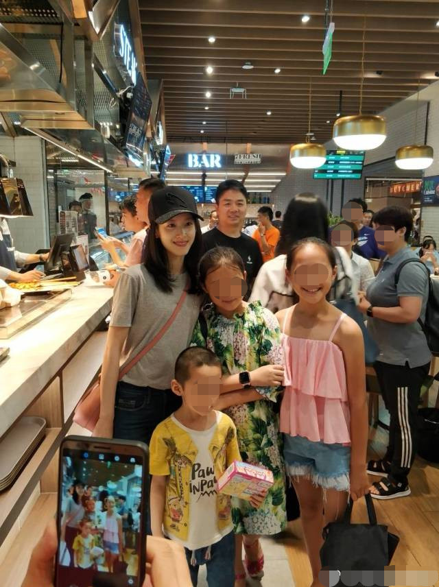 素颜的章泽天与老公逛超市 爆料两人买了一只鸡