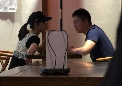 素颜的章泽天与老公逛超市 爆料两人买了一只鸡