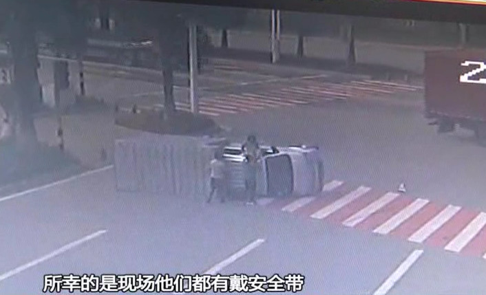 珠海新手女司机上路练手 小货车独轮漂移侧翻