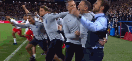 冰火两重天!gif看凯恩捶地疯狂庆祝 哥队球迷掩面痛哭