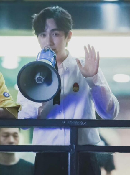 朱一龙快本下班后暖心与粉丝互动,镇魂女孩:这