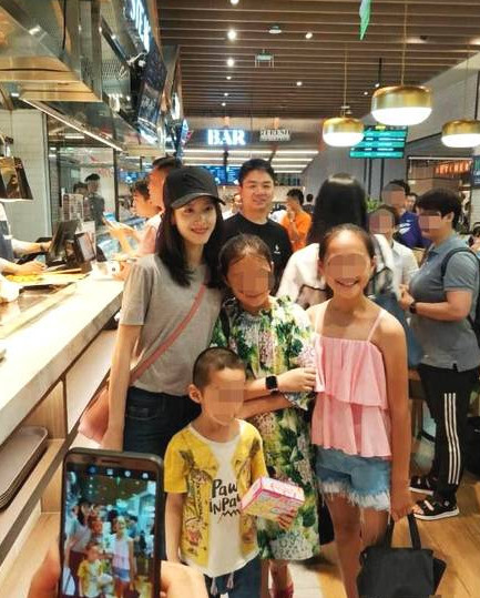 章泽天夫妇逛超市买菜 刘强东露宠妻笑随时随