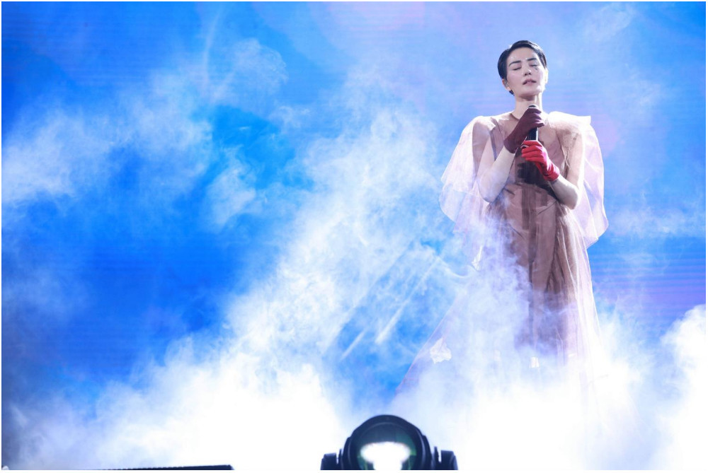 他曾红遍两岸三地，转型当演员娶王菲闺蜜，今彻底退出歌坛跑龙套