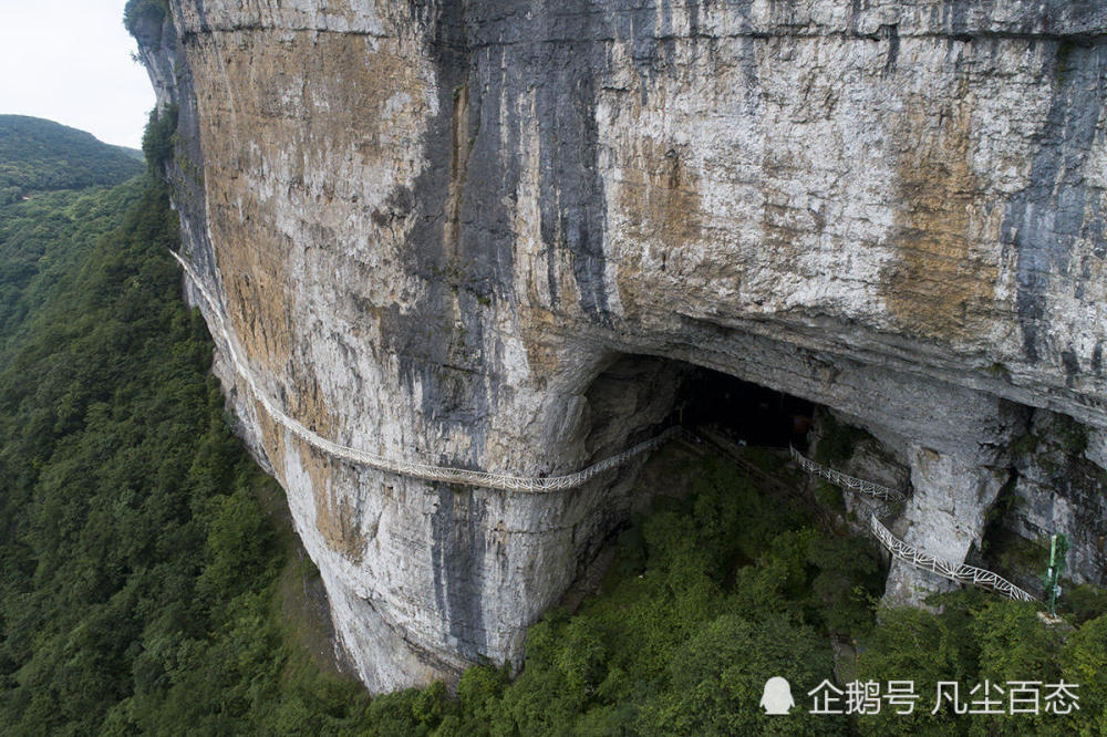 重庆金佛山绝壁栈道:悬空2000米,左手悬崖右手绝壁