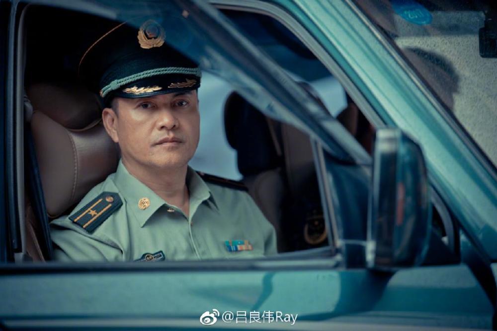 55岁钱小豪近照 红色T恤搭配白色短裤年轻得逆天