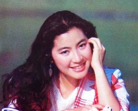 她是唯一能“战”成龙的女人，年轻颜值过人，如今相伴72岁男友