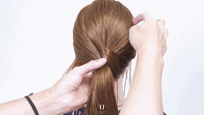 再将左边的散发用同样的方式从辫子的右边穿过去.