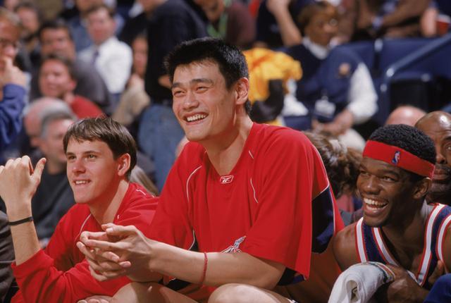 姚明撰文回顾新秀年 感谢弗老大怀念兄弟情