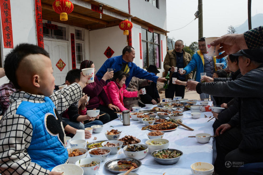 芦山重建户屋顶镶嵌中国心