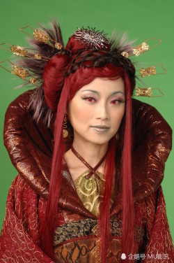 港姐冠军演戏唱歌俱佳，两度退出娱乐圈，转身卖鱼蛋陪患病老公