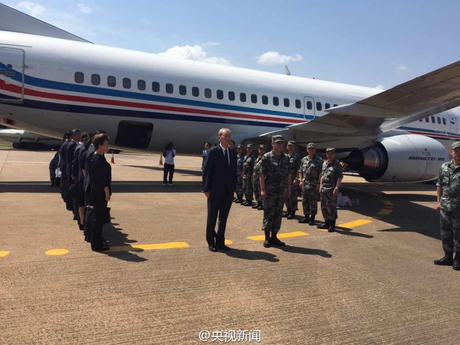 接运南苏丹维和烈士灵柩飞机回国