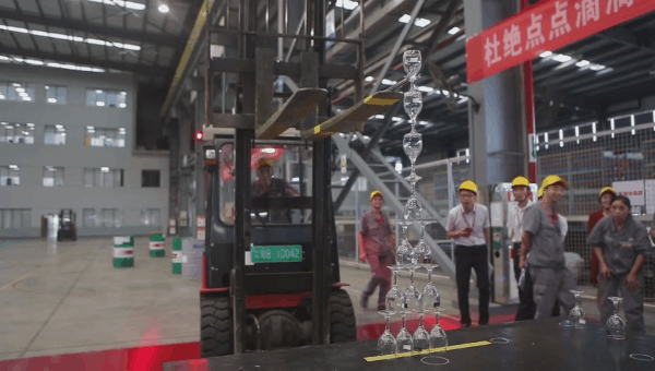 株洲中车株所职工特技让你饱眼福 叉车叠酒杯