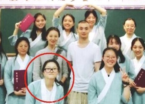 孙楠买红妹18岁女儿近照曝光，与老爸共用一张脸