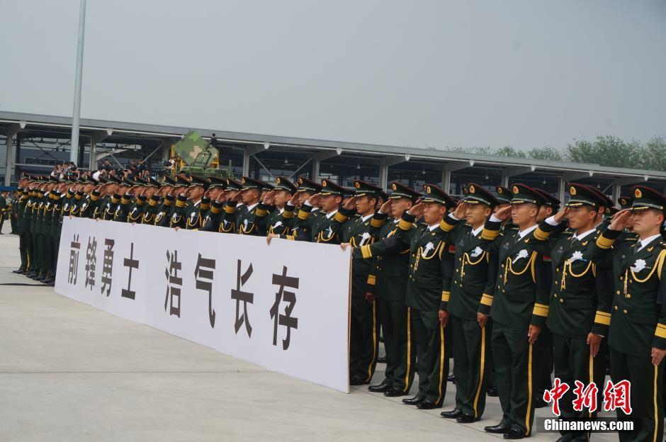 接运南苏丹维和烈士灵柩飞机回国