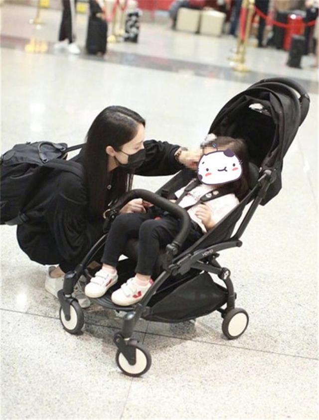 董璇带女儿现身机场细心照顾女儿 为高云翔愿与女儿搬至澳洲居住