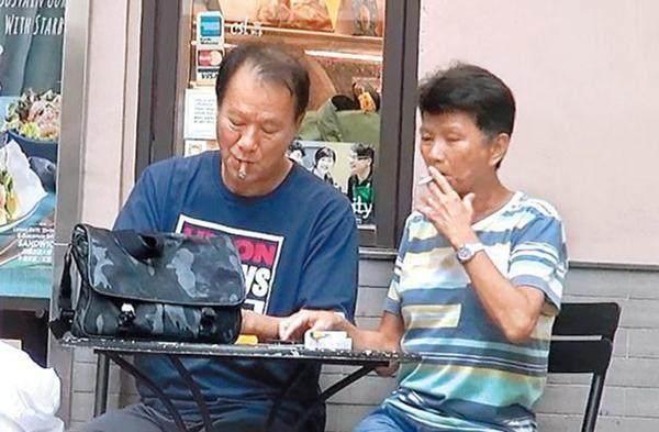 香港大哥李修贤,66岁近照认不出,与妻子一同路边抽烟
