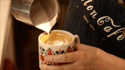 棉花独创了一款棉花记忆 浓缩基地加打发的奶泡和少许奶油 咖啡的醇