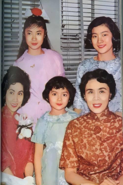 被养父强迫5岁就拍电影，2度离婚曾抑郁轻生，今与儿子相依为命