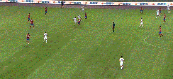 第36分钟,顾操边线踢倒乌贾被黄牌警告.