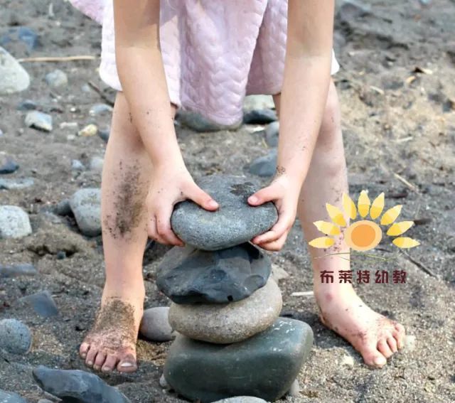 鼓励孩子们赤脚踩在沙滩上,亲密感受和接触大自然,丰富感官体验.