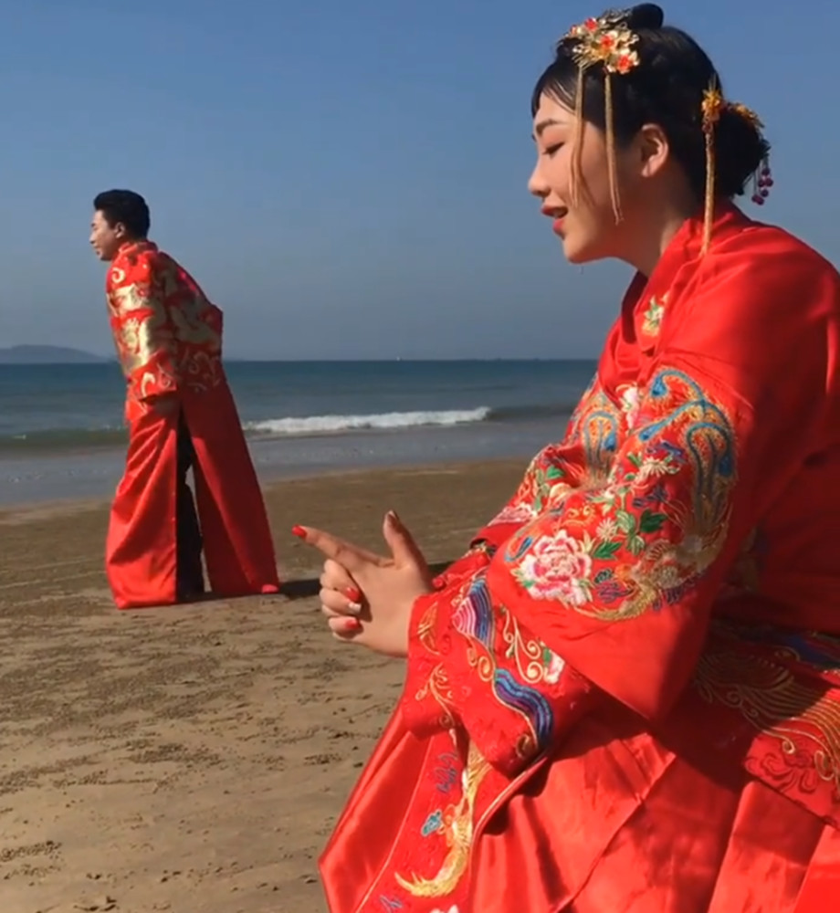 夫妻海边拍婚纱照 不用道具却很滑稽 微信朋友圈都笑趴了 看点快报