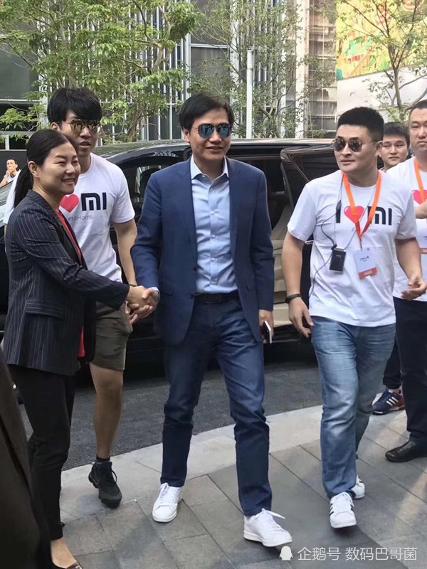 小米即将上市 雷军穿衣风格从it男,老干部变成"时尚萌叔"