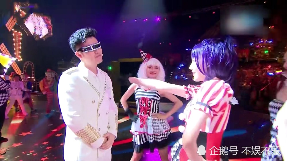 《奔跑吧》嘉年华开场秀,跑男团道具证明郑恺