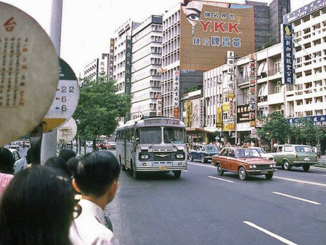 70年代台湾老照片:图2士兵面前走过三位美女,图4街道繁华!