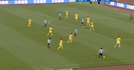 第28分钟,周挺前场左路得球后转身大力低射,皮球角度太正被赵恒抱住.
