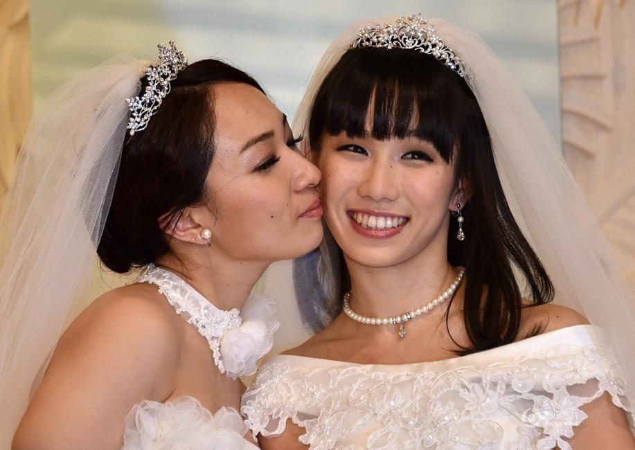 日本女同性恋艺人举办婚礼 泪洒现场