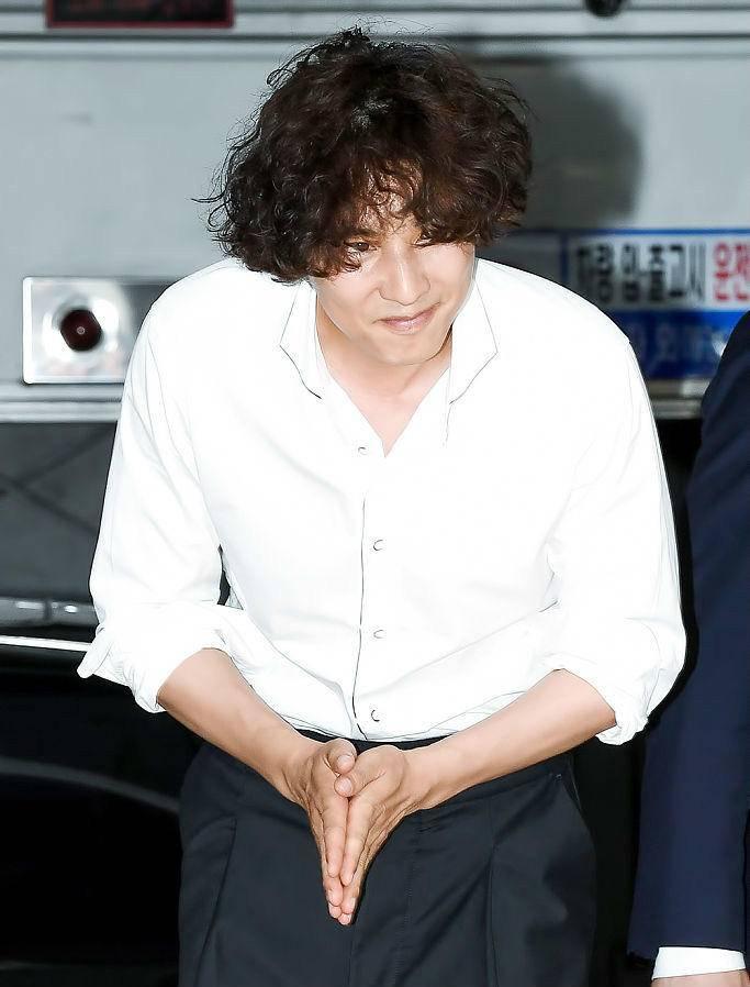 元彬时隔8年罕见现身！年过40颜值不崩，只是这发型一言难尽