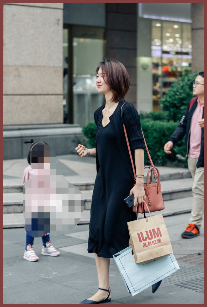 摄影师镜头下的路人,图3少妇一定是有钱人,太疯狂,这样穿衣就上街了
