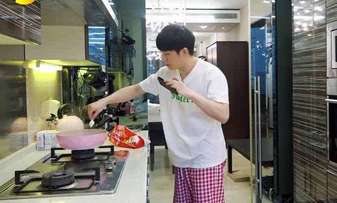 明星独居大公开:钱枫家又小又乱,朱雨辰超爱干