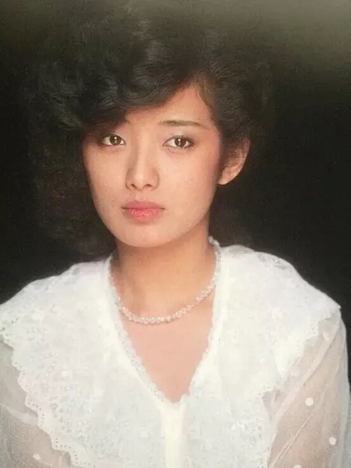 60岁山口百惠迎六十大寿,和丈夫相爱30年,儿子颜值高!