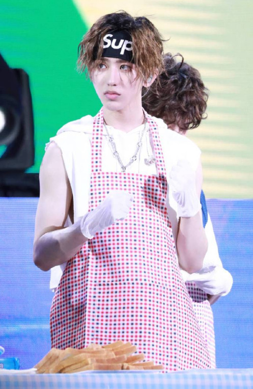 蔡徐坤粉丝见面会变身发带男孩,透露新歌发布