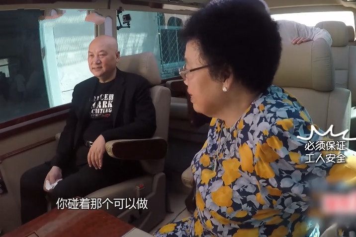 陈丽华全身戴满珠宝首饰,迟重瑞却穿不足百元t恤,网友