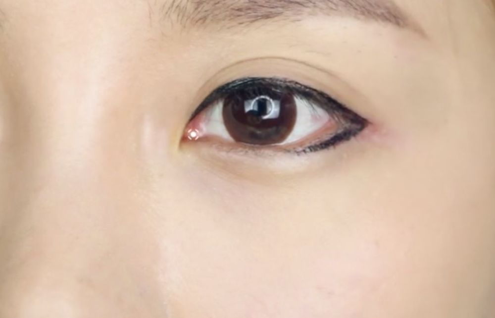 所以重点是要加强眼尾,弱化眼头,让眼睛的重点在外眼角.