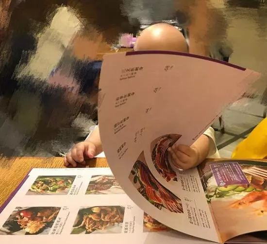 江宏杰晒女儿萌照,孙怡晒女儿翻菜单照,一堆萌