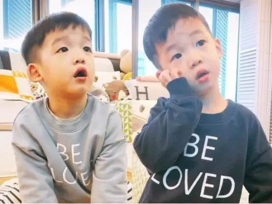 江宏杰晒女儿萌照,孙怡晒女儿翻菜单照,一堆萌