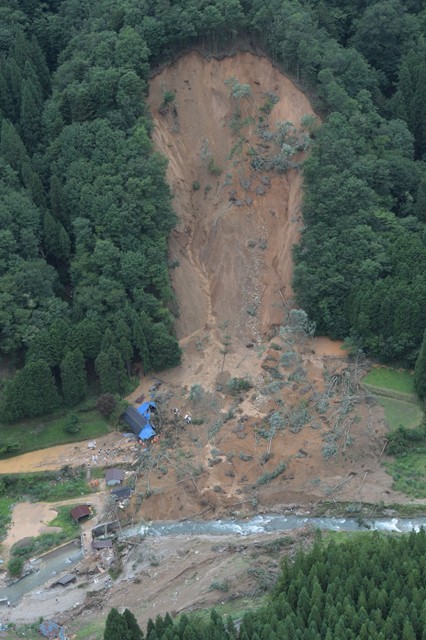 日本暴雨灾情死亡人数过百,安倍晋三取消出国