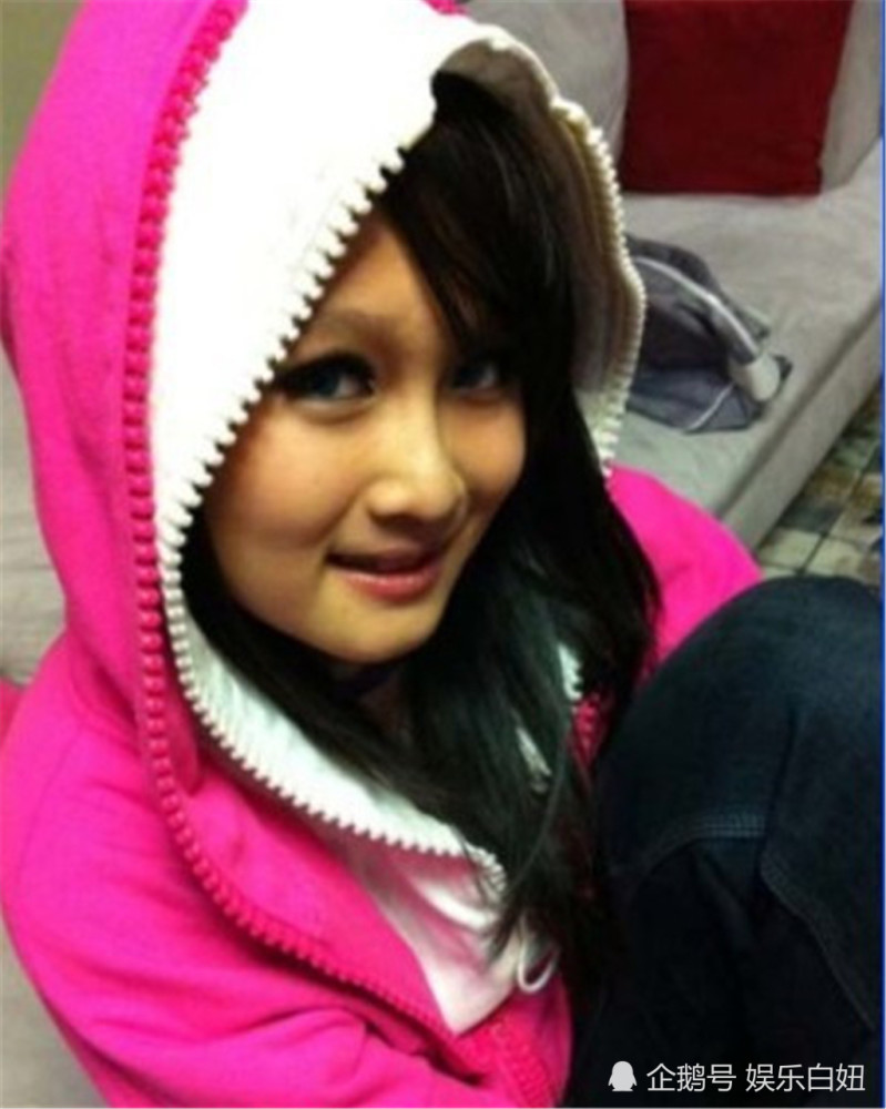 赵本山女儿赵一涵高中时期的旧照,穿衣打扮超