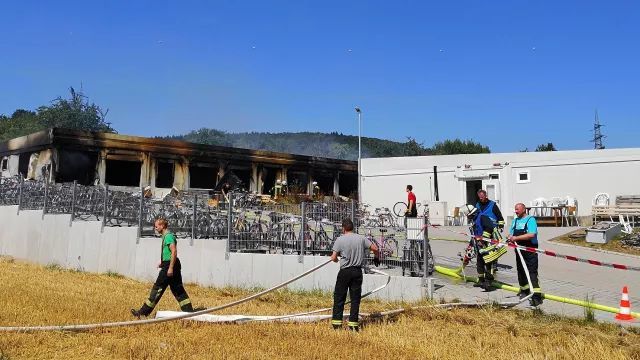 德国巴符州难民营大火,烧毁50个难民临时房