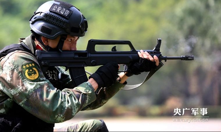抢救生命:上海交通事故幸遇武警应急班,戴特战头盔进行战地救护