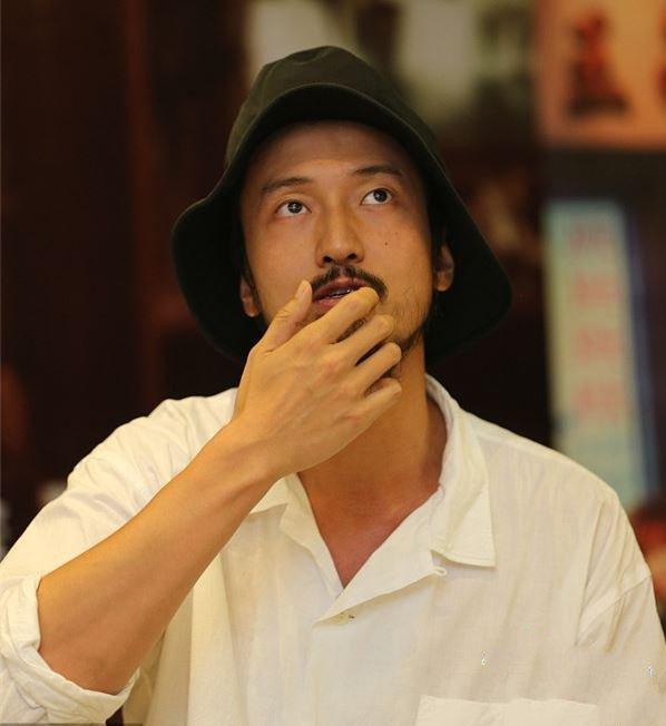 《药神》王传君一双拖鞋满脸大胡子 现身宣传活动 憔悴沧桑似病人